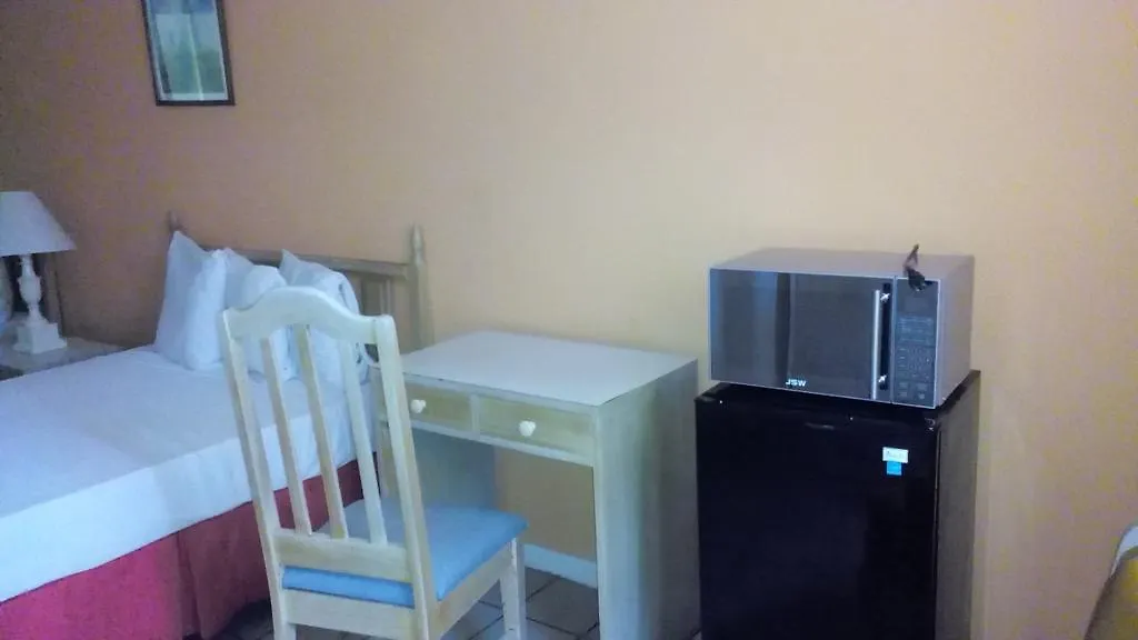 אוצ'ו ריוס Pineapple Court Hotel  אוצ'ו ריוס