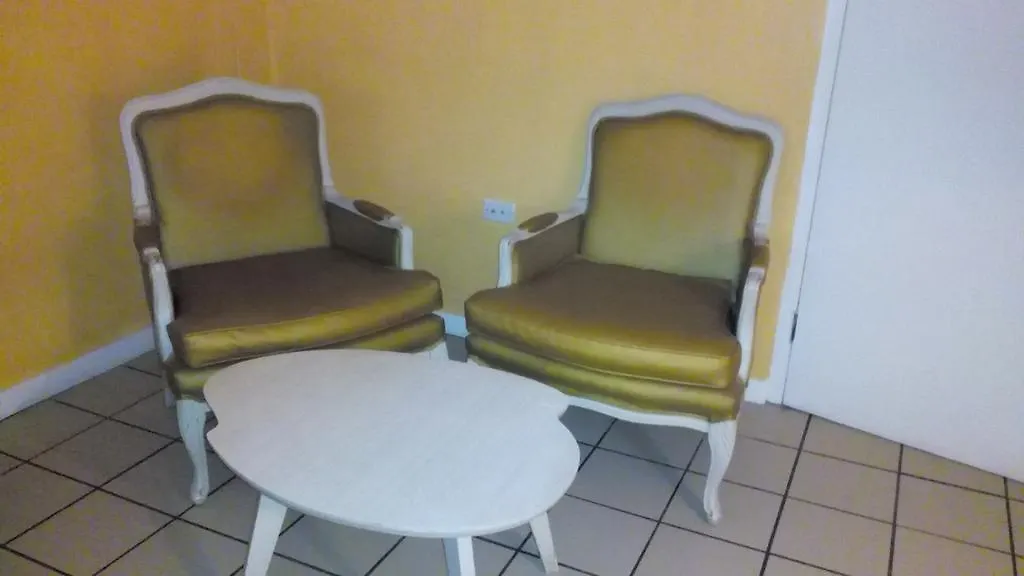 **  אוצ'ו ריוס Pineapple Court Hotel ג'מייקה