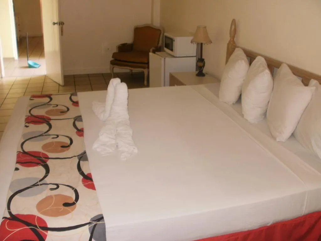 אוצ'ו ריוס Pineapple Court Hotel  אוצ'ו ריוס