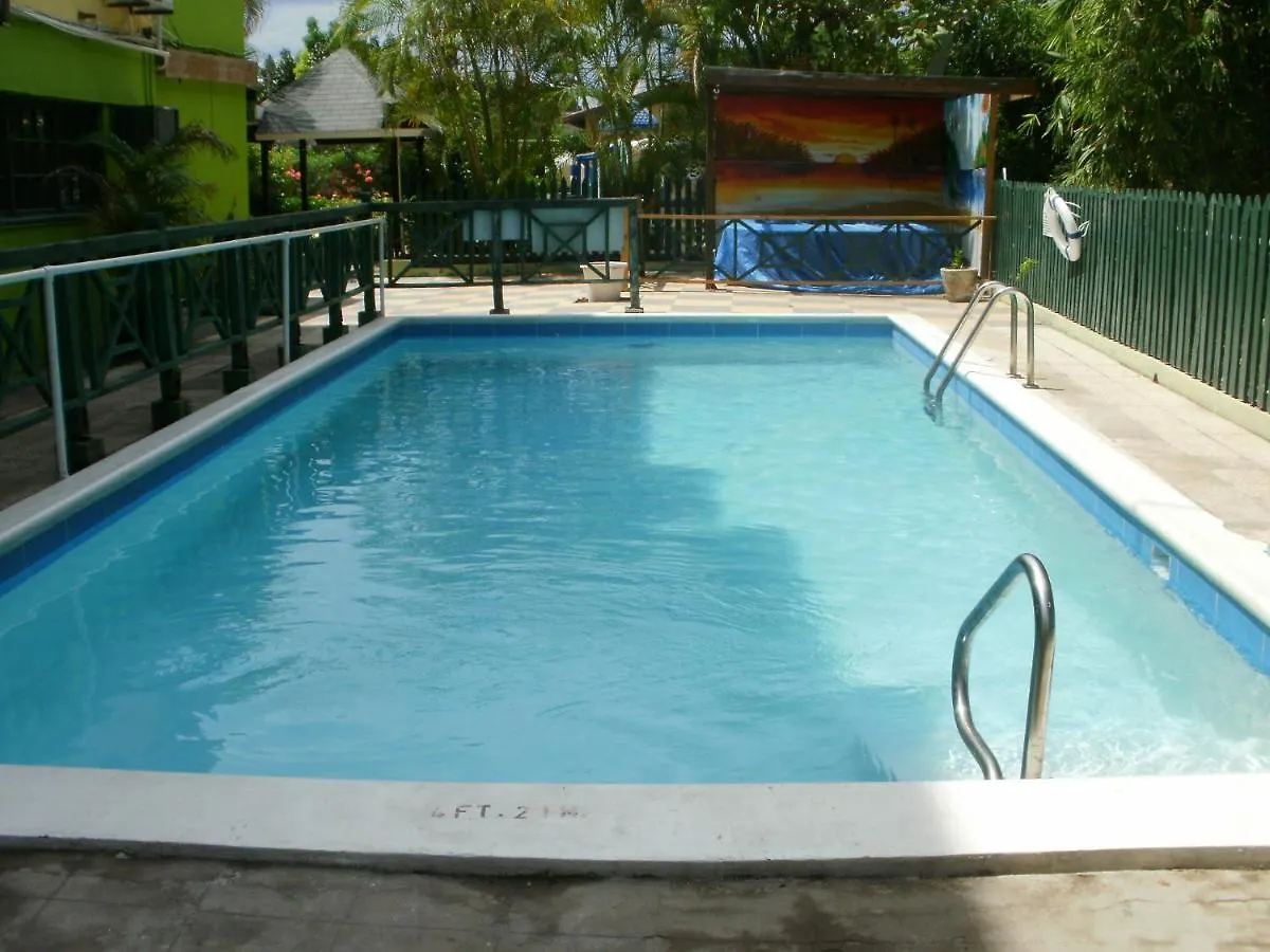 אוצ'ו ריוס Pineapple Court Hotel 2*, אוצ'ו ריוס